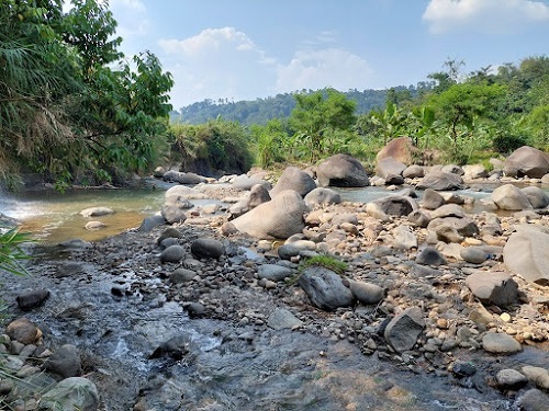 bermain di sungai (foto google Novrita Wilda)